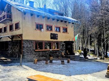 Екшън в х. "Камен дел": Хижарят подгони БТС с мечове, стрелял по стените