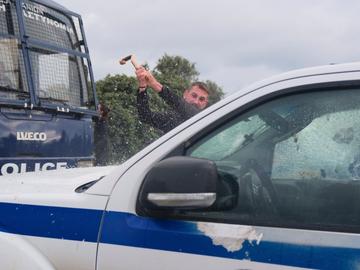 Гръцките фермери атакуваха полицията с камъни и геги, затвориха пак летище "Ираклион"