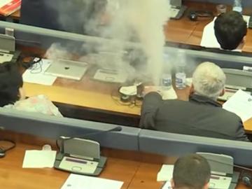 Осъдиха вътрешния министър на Косово за хвърляне на сълзотворен газ в парламента