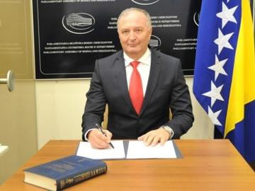 Министърът на отбраната на Босна и Херцеговина е поискал в страната за бъде създадена база на НАТО