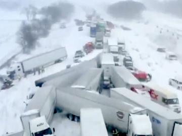 Снежна буря предизвика верижен сблъсък на над 100 превозни средства в Мичиган