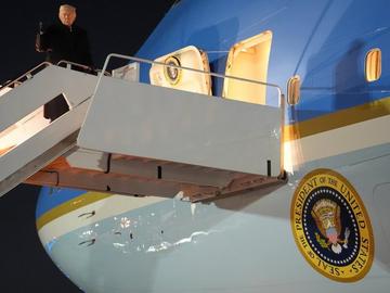 Самолетът на Тръмп се повреди на тръгване към Давос