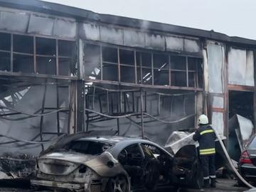 Пожар изпепели около 50 коли и две халета в автоморга в Хасково