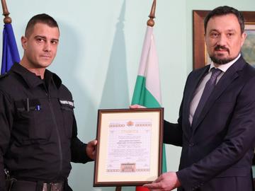 "Полицай на място": Отличиха спасителя на пътниците от украинския автобус