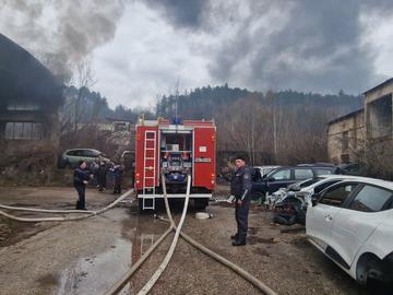 Пожар в Троян в складове на един от най-големите производители на възглавници