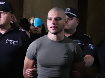 Не един, а няколко човека е пребил обявеният за издирване прокурорски син