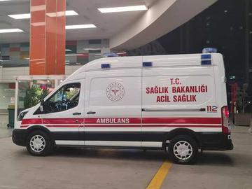 Най-малко четирима души загинаха и над десет бяха ранени при пожар в 12-етажна жилищна сграда в Истанбул