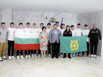 Кметът дари знамена на България и на Шумен на баскетболния отбор за световното ученическо първенство