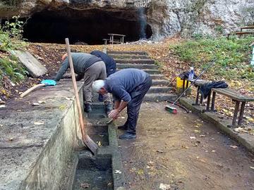 Обновиха чешмата до пещера „Русалка“ и района около нея