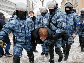 В Русия са задържали 74 души за протестни акции