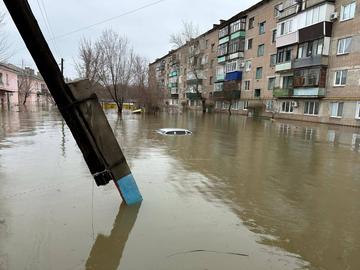 Невиждани от десетилетия наводнения в Казахстан и Русия, хиляди са евакуирани