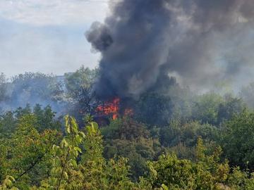 Пожар изпепели близо 20 къщи във вилна зона на Стара Загора