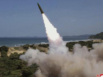 Ким Чен-ун наблюдава изстрелването на нови 5 балистични ракети