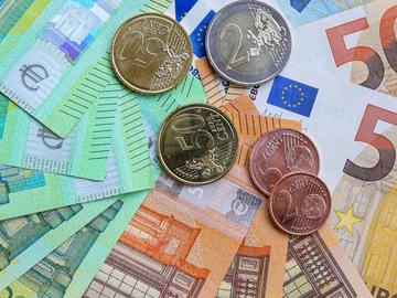 Курсът на еврото се повиши до 1,20 долара за първи път от 2021 година