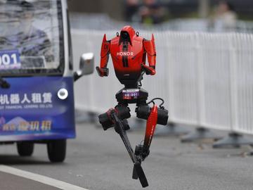 Хуманоиден робот надбяга хората и постави световен рекорд на полумаратона в Пекин