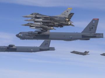 САЩ разположиха група стратегически бомбардировачи B-52 в Европа