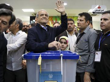 Единственият кандидат реформист води на изборите за президент в Иран
