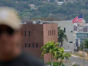 За първи път от 7 години американското знаме бе издигнато пред посолството във Венецуела