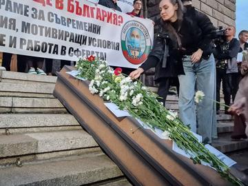 Младите лекари "погребаха" бъдещето си в ковчег пред парламента, блокираха Орлов мост