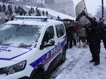 Лед скова транспорта в Нидерландия и Франция, Хърватия обяви червен код за ниски температури