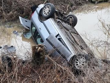 Двама загинаха, а майка и дете са в болница, след като кола падна в дере край Хасково