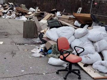 В кризата: Заринаха "Слатина" с 30-годишни бутилки от олио, врати, матраци и столове