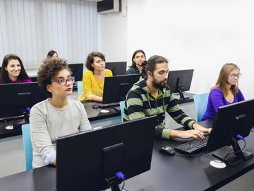 България връща компютърните клубове под нова форма