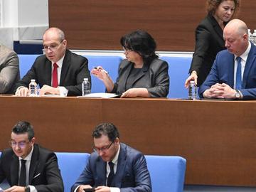 Кой харчи "като луд с картечница": Дебатите по вота на недоверие преляха в спор за бюджета