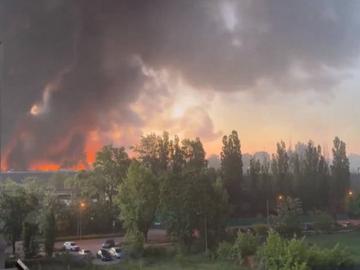 Огромен пожар погълна мол с 1400 магазина във Варшава