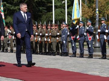 Румен Радев посрещна Роберт Фицо с почетен караул на площад "Св. Александър Невски"