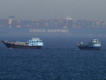 Турски кораб премина успешно през блокирания от Иран Ормузки проток, още 800 чакат