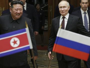 Ким Чен-ун застава до Путин и Си на военния парад на "Тянанмън"