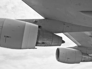 Ужасяващо: Пътници на самолет видяха как двигателя се разпада във въздуха