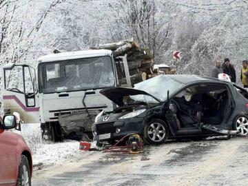 Шофьорът, убил баща и дъщеря край Микре, бил без книжка. Още го издирват