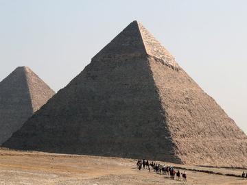 Арестуваха трима туристи, позирали голи зад Хеопсовата пирамида