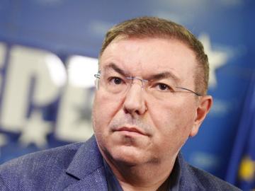 Костадин Ангелов за английския на Рая Назарян: Говори с акцент, също като Макрон