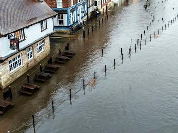Спрян транспорт, потоп, силен вятър и необичайни температури в Обединеното кралство