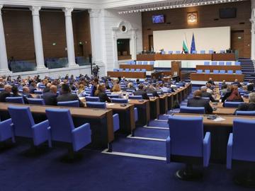 Парламентът се събира на извънредно заседание в неделя