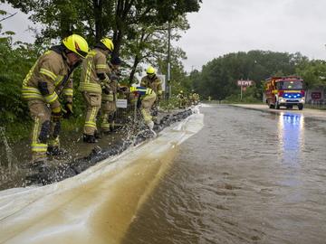 Проливни дъждове и наводнения в Германия, влак със 185 пътници дерайлира заради свлачище