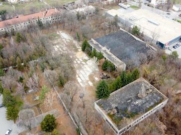 Общината ще строи жилищен блок и детска ясла на терена на Тежкия полк
