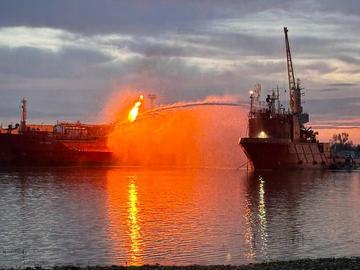 Пожар, ранени и убити, след като Украйна удари руски товарен кораб в Ростов