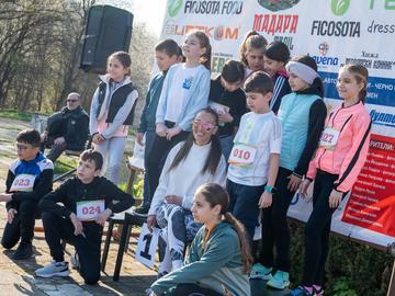 В състезанието днес се включиха и 40 деца, които имаха възможност да бягат 2 км по улиците на село Мадара.