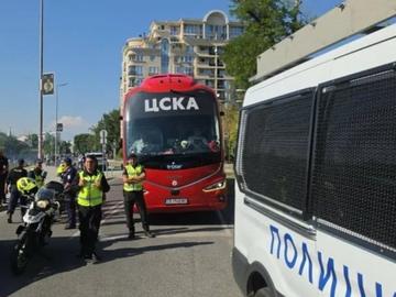 Блокираха автобуса на ЦСКА в Пловдив, полиция отвори стадиона на Локо с клещи