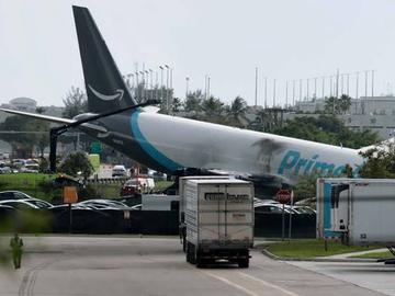 Самолет с пратки на Amazon се разби и запали на летището в Маями, петима са загинали