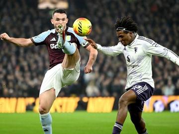 Юнайтед опита да лиши летящия Астън Вила от десета поредна победа, но не успя