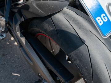 Глобиха с 3 000 лв. моторист за каране на задна гума по "Славянски"