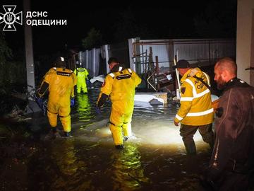 9 жертви след потоп в Одеса. Евакуират хора, а коли и вещи плават по улиците