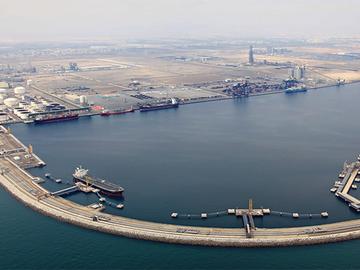 Резервоари с гориво са ударени при иранска атака с дронове срещу пристанище в Оман