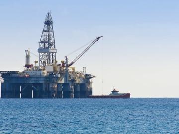 Украинските сили са поразили две нефтени платформи на "Лукойл"