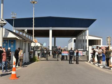 Турски ферибот с близо 300 пътници се преобърна край остров Кипър